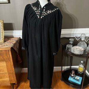 Vintage vanity fair oversized flowy zippered robe in Black.